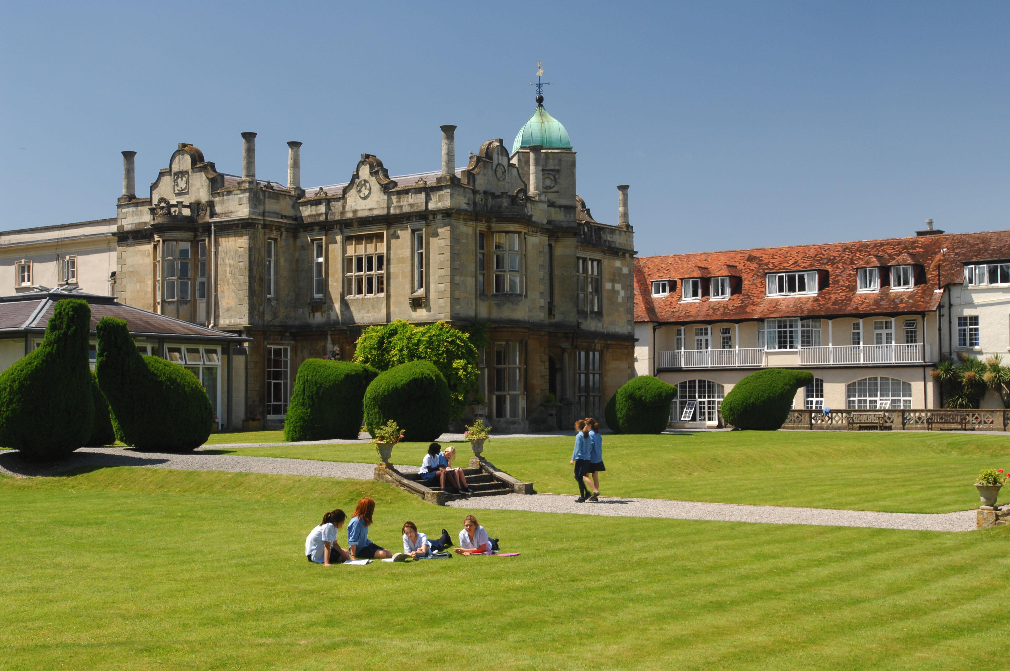 2019英国大学排行_乘船游剑桥大学图片